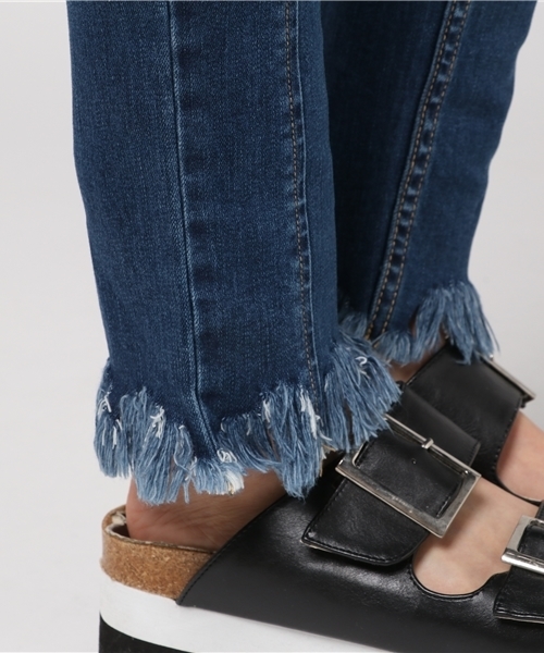 mysty woman（ミスティウーマン）の「ストレッチデニムリメイクフリンジスキニー（デニムパンツ・レディース・ブルー/ライトブルー・MEDIUM/SMALL）」の10枚目の写真