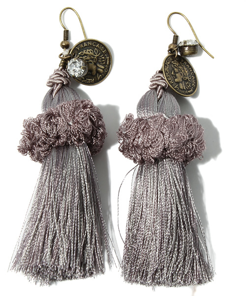 Kastane（カスタネ）の「タッセルピアス（ピアス（両耳用）・レディース・モスグリーン/グレー/パープル・FREE）」の2枚目の写真