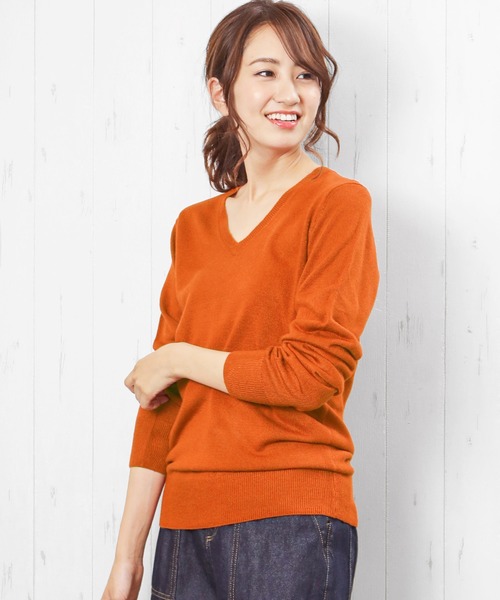 mili an deni（ミリアンデニ）の「洗えるカシミアタッチVネックプルオーバー（ニット/セーター・レディース・ブラック/ダークブラウン/ネイビー/ブラウン/グレー/レッド/オフホワイト/ブルー/モスグリーン/マスタード/ベビーピンク/ロイヤルブルー/ワイン/チャコール/テラコッタ/サーモンピンク/アッシュグレー/スカイブルー/ライトベージュ/ラベンダー/エメラルド・LL/M/L）」の8枚目の写真