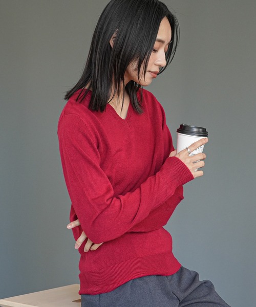 mili an deni（ミリアンデニ）の「洗えるカシミアタッチVネックプルオーバー（ニット/セーター・レディース・ブラック/ダークブラウン/ネイビー/ブラウン/グレー/レッド/オフホワイト/ブルー/モスグリーン/マスタード/ベビーピンク/ロイヤルブルー/ワイン/チャコール/テラコッタ/サーモンピンク/アッシュグレー/スカイブルー/ライトベージュ/ラベンダー/エメラルド・LL/M/L）」の20枚目の写真