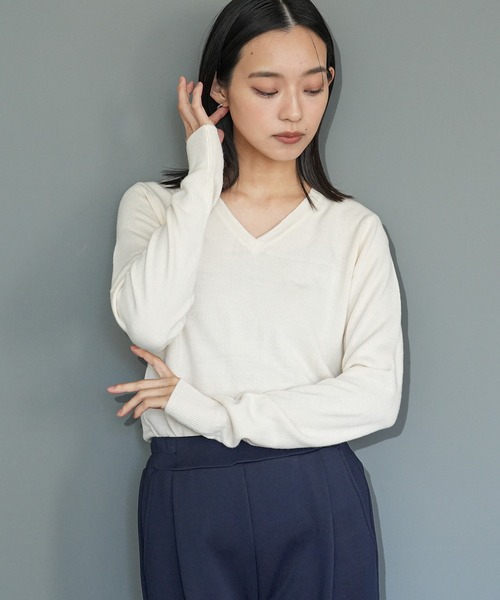 mili an deni（ミリアンデニ）の「洗えるカシミアタッチVネックプルオーバー（ニット/セーター・レディース・ブラック/ダークブラウン/ネイビー/ブラウン/グレー/レッド/オフホワイト/ブルー/モスグリーン/マスタード/ベビーピンク/ロイヤルブルー/ワイン/チャコール/テラコッタ/サーモンピンク/アッシュグレー/スカイブルー/ライトベージュ/ラベンダー/エメラルド・LL/M/L）」の9枚目の写真