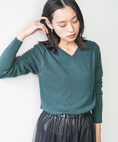 mili an deni(ミリアンデニ)の「洗えるカシミアタッチVネックプルオーバー(ニット/セーター)」|モスグリーン