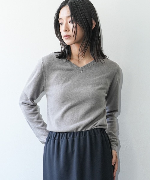 mili an deni（ミリアンデニ）の「洗えるカシミアタッチVネックプルオーバー（ニット/セーター・レディース・ブラック/ダークブラウン/ネイビー/ブラウン/グレー/レッド/オフホワイト/ブルー/モスグリーン/マスタード/ベビーピンク/ロイヤルブルー/ワイン/チャコール/テラコッタ/サーモンピンク/アッシュグレー/スカイブルー/ライトベージュ/ラベンダー/エメラルド・LL/M/L）」の3枚目の写真