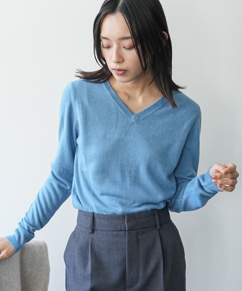 mili an deni（ミリアンデニ）の「洗えるカシミアタッチVネックプルオーバー（ニット/セーター・レディース・ブラック/ダークブラウン/ネイビー/ブラウン/グレー/レッド/オフホワイト/ブルー/モスグリーン/マスタード/ベビーピンク/ロイヤルブルー/ワイン/チャコール/テラコッタ/サーモンピンク/アッシュグレー/スカイブルー/ライトベージュ/ラベンダー/エメラルド・LL/M/L）」の12枚目の写真