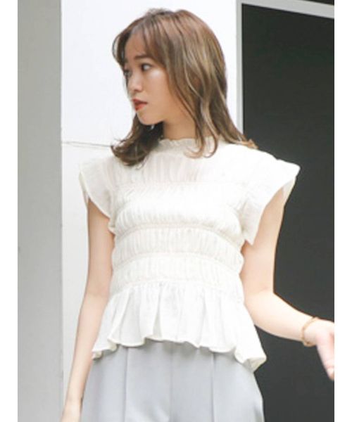 dazzlin(ダズリン)の「シャーリングラウンドフリルブラウス(シャツ/ブラウス・レディース・その他2/アイボリー/ベージュ/その他1/ブラック/グリーン・FREE)」の2枚目の写真