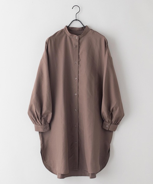 INNOCENT BLUE（イノセントブルー）の「【innocent blue/イノセントブルー】スタンドカラーロングシャツ サイドスリット入り　無地　柔らかい生地感　きれいなドレープ感（シャツ/ブラウス・レディース・ブルー/ブラック/ライトベージュ/ライトブラウン・MEDIUM）」の2枚目の写真