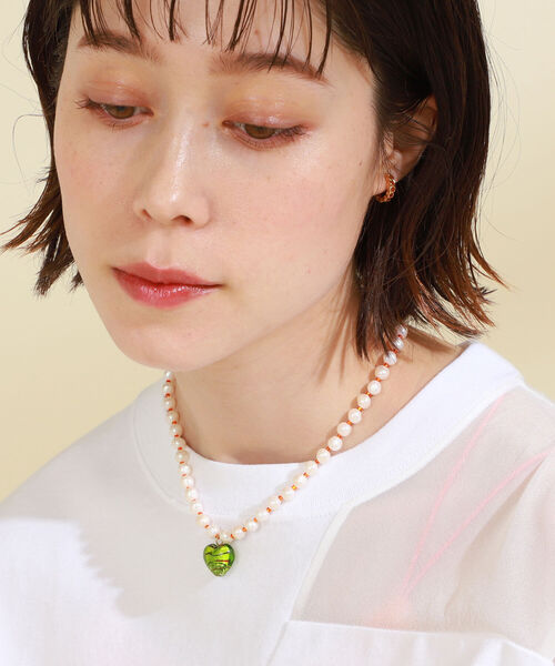Ray BEAMS(レイビームス)の「Ray BEAMS / パール x ハート ガラス ネックレス(ネックレス・レディース・ブラウン/レッド/ブルー/ブルー系その他3/ダークブラウン/グリーン系その他2・ONE SIZE)」の4枚目の写真