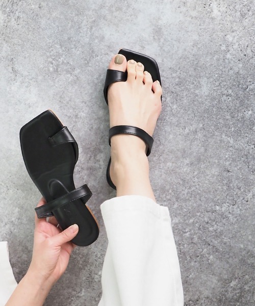 Riberry（リベリー）の「親指トングフラットサンダル（サンダル・レディース・ブラック/ホワイト・MEDIUM/LARGE）」の4枚目の写真