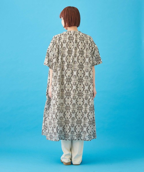 CUBE SUGAR（キューブシュガー）の「ボイル 総柄プリント ギャザーワンピース（シャツワンピース・レディース・ネイビー/ベージュ/サックスブルー/グレー・M）」の18枚目の写真