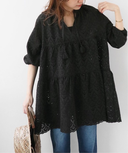 JOURNAL STANDARD relume（ジャーナルスタンダード　レリューム）の「コットンカットワーク刺繍ティアードブラウス◆（シャツ/ブラウス・レディース・ブラック/ホワイト・FREE）」の2枚目の写真