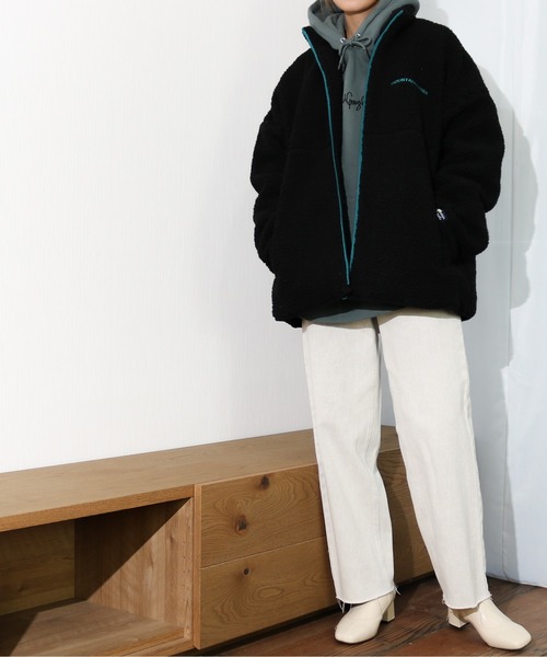 Mountain Mania（マウンテンマニア）の「Mountain Mania/マウンテンマニア　 エンボスプリント入り スタンドカラー ボアブルゾン（ブルゾン・メンズ・ベージュ/ブラック/モカ・LARGE/X-LARGE/MEDIUM）」の8枚目の写真