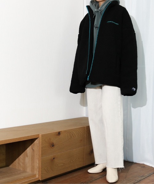 Mountain Mania（マウンテンマニア）の「Mountain Mania/マウンテンマニア　 エンボスプリント入り スタンドカラー ボアブルゾン（ブルゾン・メンズ・ベージュ/ブラック/モカ・LARGE/X-LARGE/MEDIUM）」の9枚目の写真