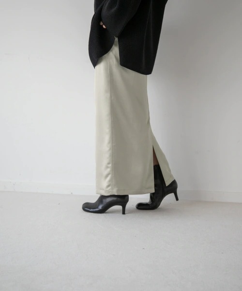 yuw(ユウ)の「SATIN TIGHT SKIRT 236942(スカート・レディース・ブラック/ブルー/ベージュ・MEDIUM/LARGE)」の3枚目の写真