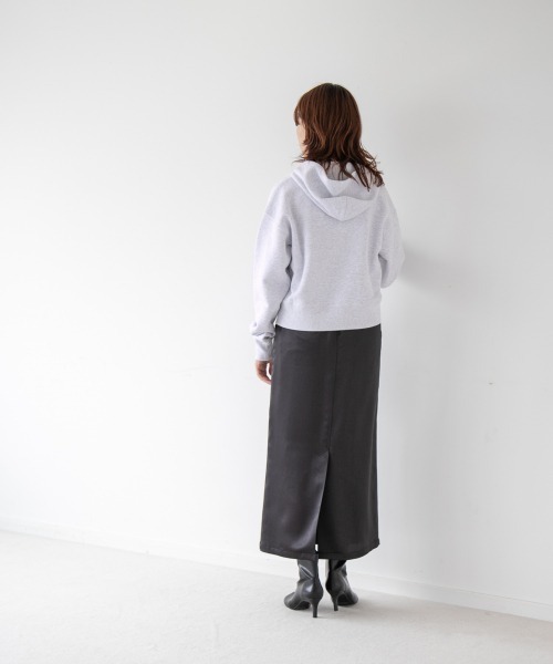 yuw(ユウ)の「SATIN TIGHT SKIRT 236942(スカート・レディース・ブラック/ブルー/ベージュ・MEDIUM/LARGE)」の4枚目の写真