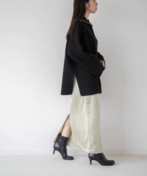 yuw(ユウ)の「SATIN TIGHT SKIRT 236942(スカート・レディース・ブラック/ブルー/ベージュ・MEDIUM/LARGE)」の12枚目の写真