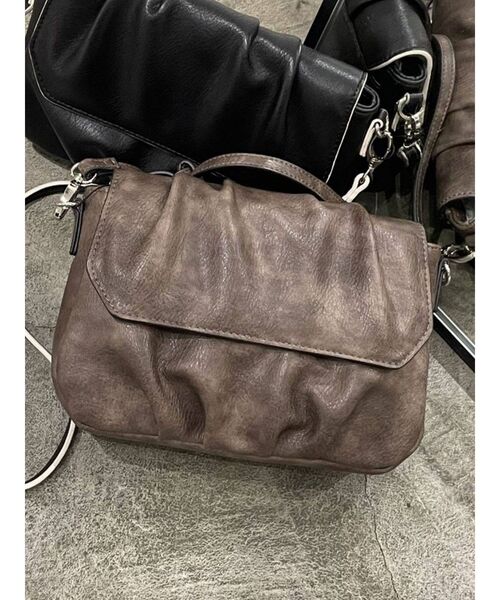EMODA（エモダ）の「タックスクエアショルダーバッグ（ショルダーバッグ・レディース・ブラック/ブラウン・FREE）」の2枚目の写真