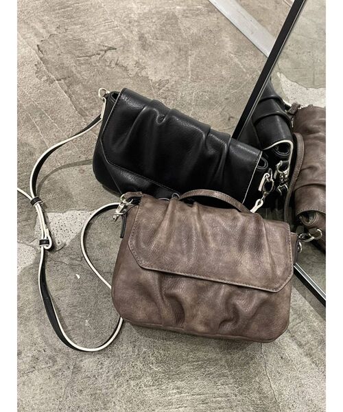 EMODA（エモダ）の「タックスクエアショルダーバッグ（ショルダーバッグ・レディース・ブラック/ブラウン・FREE）」の3枚目の写真