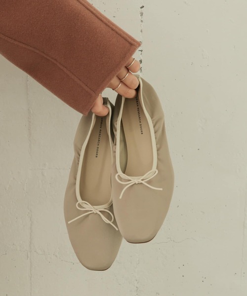 URBAN RESEARCH DOORS(アーバンリサーチドアーズ)の「サテン深バレエシューズ(バレエシューズ・レディース・ベージュ系その他/ブラウン/ネイビー・36/37/38)」の2枚目の写真