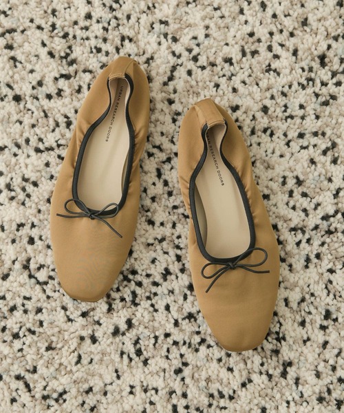 URBAN RESEARCH DOORS(アーバンリサーチドアーズ)の「サテン深バレエシューズ(バレエシューズ・レディース・ベージュ系その他/ブラウン/ネイビー・36/37/38)」の1枚目の写真