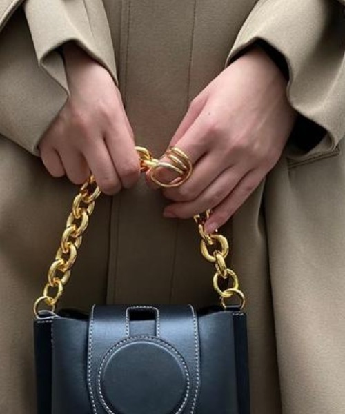 Charlotte Chesnais（シャルロットシェネ）の「Charlotte Chesnais BAGUE ROUND TRIP 15BA005VER（リング・レディース・ゴールド・SMALL）」の3枚目の写真