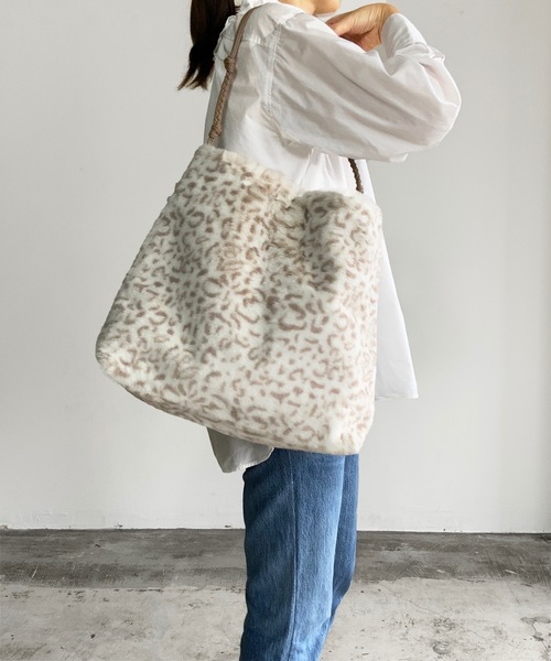 favori(ファヴォリ)の「EM:favori ふわもこねじりハンドルファートート(トートバッグ・レディース・ブラック/オフホワイト/レオパード/グレイッシュベージュ・FREE)」の2枚目の写真