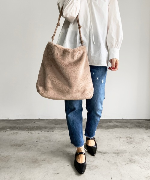 favori(ファヴォリ)の「EM:favori ふわもこねじりハンドルファートート(トートバッグ・レディース・ブラック/オフホワイト/レオパード/グレイッシュベージュ・FREE)」の1枚目の写真