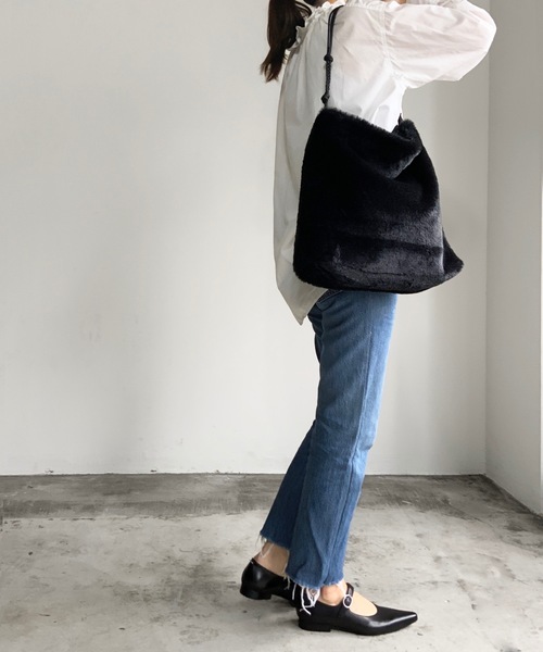 favori(ファヴォリ)の「EM:favori ふわもこねじりハンドルファートート(トートバッグ・レディース・ブラック/オフホワイト/レオパード/グレイッシュベージュ・FREE)」の3枚目の写真