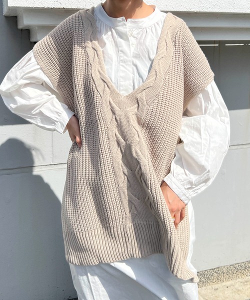 byYOUANCE（バイユアンス）の「畔編みBIGケーブルニットベスト（ベスト・レディース・パープル/ブラック/グリーン/ライトベージュ・FREE）」の3枚目の写真