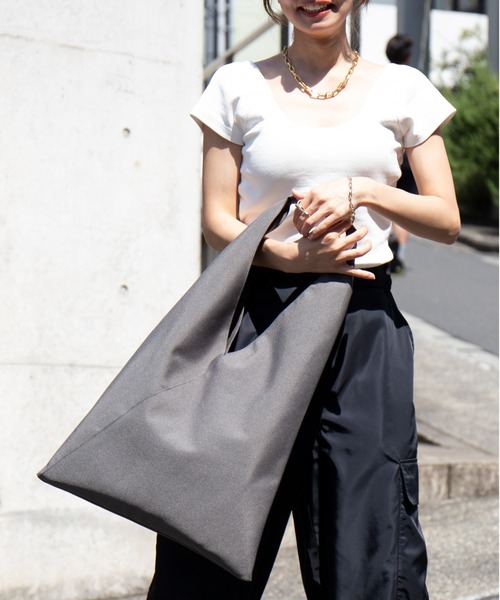 SETUP7（セットアップセブン）の「持てばコーディネートのキーアイテムに♪【SETUP7】メゾンマルシェトライアングルトートバッグ（トートバッグ・レディース・ブラック/オレンジ/ベージュ/パープル/グレー/ブルー/ライトグリーン/ピンク/ブラック系その他2/ライトグレー/グレイッシュベージュ/ブラック系その他3/シルバー/ブロンズ/ピンク系その他/アイボリー・FREE）」の17枚目の写真