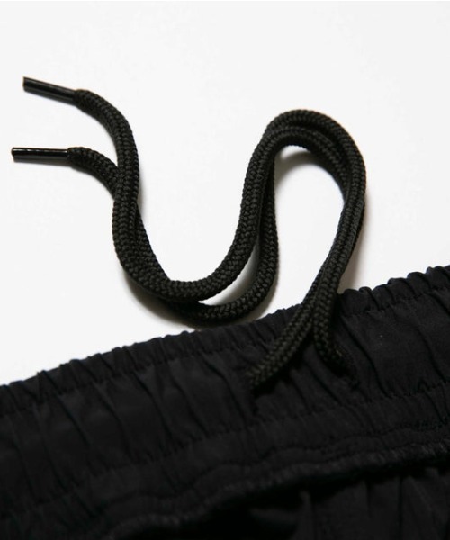 NEW ERA（ニューエラ）の「NEW ERA/ニューエラ　吸水速乾 ナイロンパンツ/ハーフショーツ　13079337（その他パンツ・メンズ・ブラック・XL/L/M）」の3枚目の写真