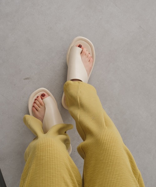 Kastane(カスタネ)の「【カタログ掲載アイテム】厚底アシメトングサンダル(サンダル・レディース・ブラック/アイボリー・36/38/37/39)」の10枚目の写真