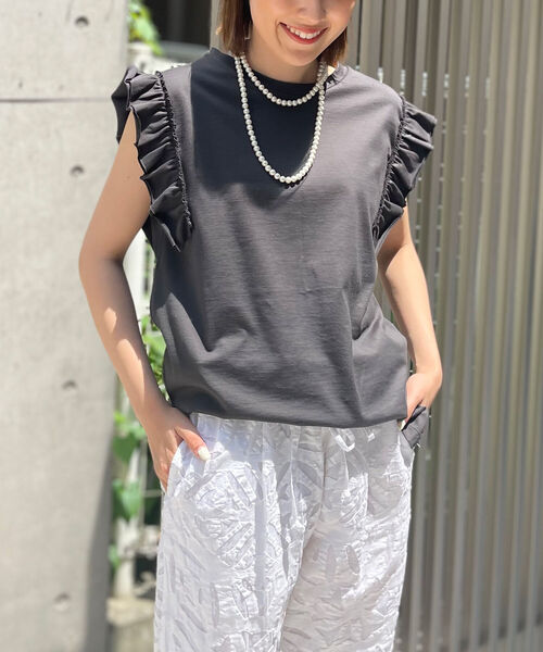 Rie Miller(リエミラー)の「フリル袖Tシャツ(Tシャツ/カットソー・レディース・ホワイト/ブラック/チャコールグレー/ダークグリーン/グレー/アイボリー・38)」の5枚目の写真