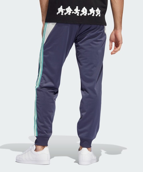 adidas（アディダス）の「SSTブロックド トラックパンツ