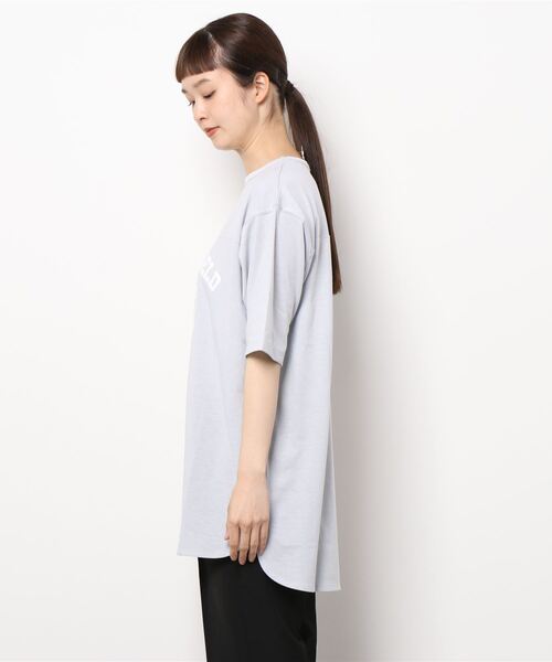 Samansa Mos2 blue（サマンサモスモスブルー）の「フットボールロゴTシャツ（Tシャツ/カットソー・レディース・オフホワイト/シルバーグレー/チャコール・ﾌﾘ-）」の4枚目の写真