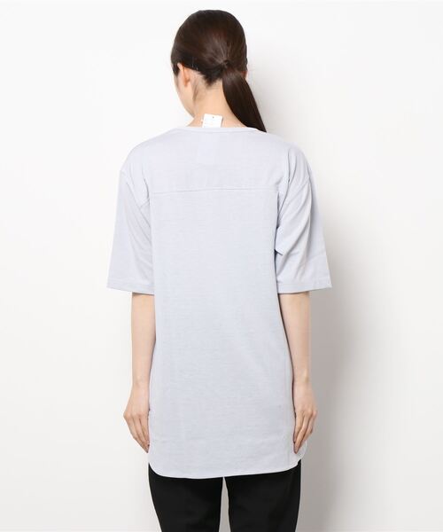Samansa Mos2 blue（サマンサモスモスブルー）の「フットボールロゴTシャツ（Tシャツ/カットソー・レディース・オフホワイト/シルバーグレー/チャコール・ﾌﾘ-）」の5枚目の写真
