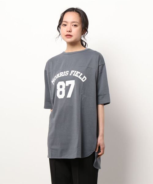 Samansa Mos2 blue（サマンサモスモスブルー）の「フットボールロゴTシャツ（Tシャツ/カットソー・レディース・オフホワイト/シルバーグレー/チャコール・ﾌﾘ-）」の6枚目の写真