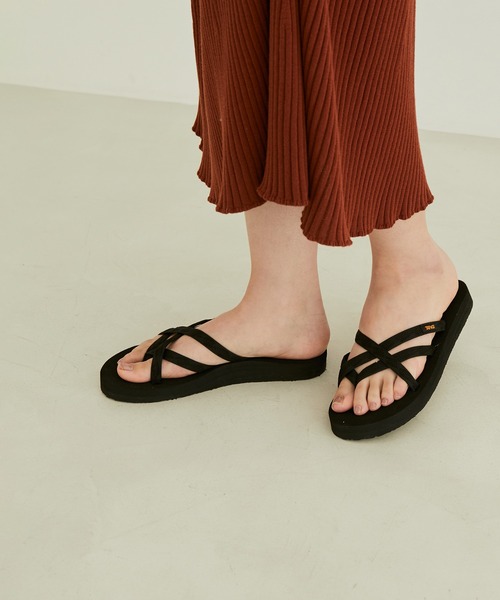 Teva(テバ)の「【TEVA(テバ)】W OLOWAHU(サンダル・レディース・イエロー系その他/ブラック・24.0cm/25.0cm/23.0cm)」の1枚目の写真