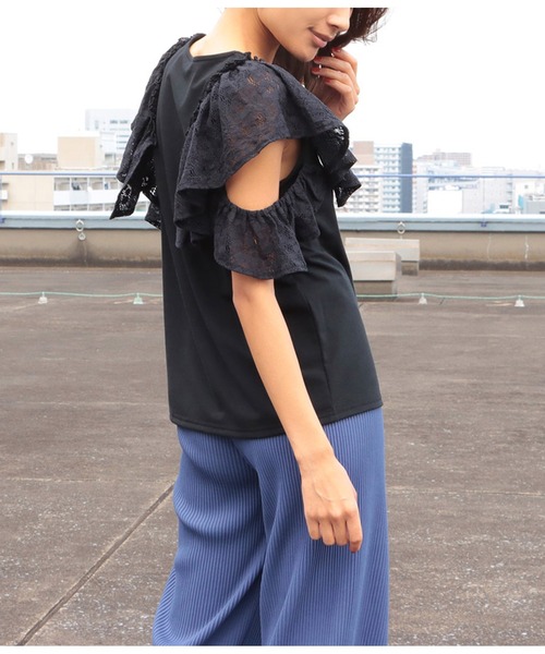 LATINA(ラティーナ)の「2WAYレーススリーブトップスカットソー(Tシャツ/カットソー・レディース・ブラック・FREE)」の2枚目の写真