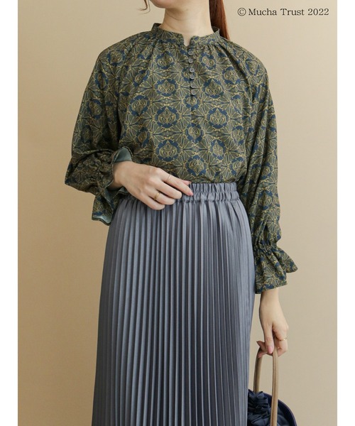 Te chichi（テチチ）の「【ミュシャコラボ】プリントギャザーブラウス（シャツ/ブラウス・レディース・ベージュ/ネイビー・ﾌﾘ-）」の2枚目の写真