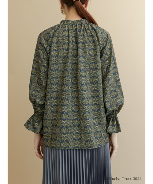 Te chichi（テチチ）の「【ミュシャコラボ】プリントギャザーブラウス（シャツ/ブラウス・レディース・ベージュ/ネイビー・ﾌﾘ-）」の3枚目の写真