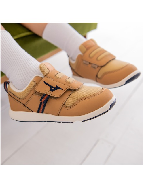 MIZUNO（ミズノ　）の「ミズノ プレモア キッズ ２（スニーカー・キッズ・キャメル/ブラック/ホワイト/ネイビー/ブルー/ブラック×レッド/ライトパープル/ライトベージュ/ベージュ系/ネイビー系/ホワイト×ピンク・18.0cm/18.5cm/15.5cm/19.5cm/16.5cm/20.0cm/21.5cm/20.5cm/17.0cm/17.5cm/16.0cm/21.0cm/19.0cm/15.0cm/22.0cm）」の11枚目の写真