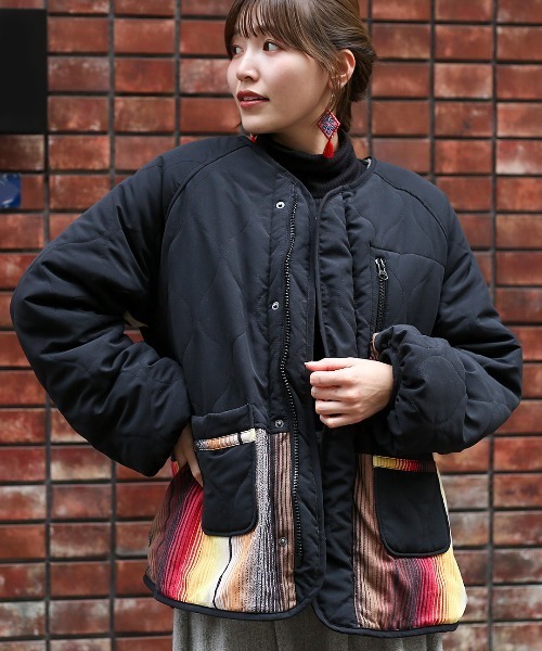 チチカカ（チチカカ）の「【ユニセックス】ジャガード×キルトコンビショートコート（ノーカラーコート・レディース・カーキ/ブラック・MEDIUM/LARGE）」の17枚目の写真