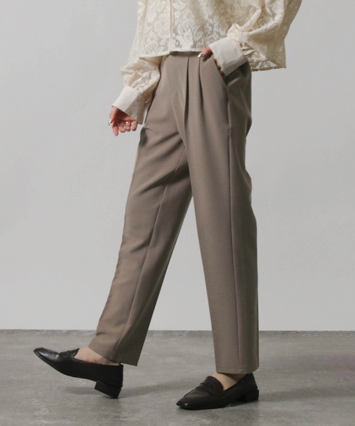 Social GIRL（ソーシャルガール）の「センタープレス 1タック テーパードパンツ ストレッチパンツ スラックス（スラックス・レディース・グリーン/ブラック/オレンジ/モカ/ブルー/アイボリー/ライトグリーン/ピンク/ネイビー・M/5L/L/3L/LL/S/4L）」の3枚目の写真