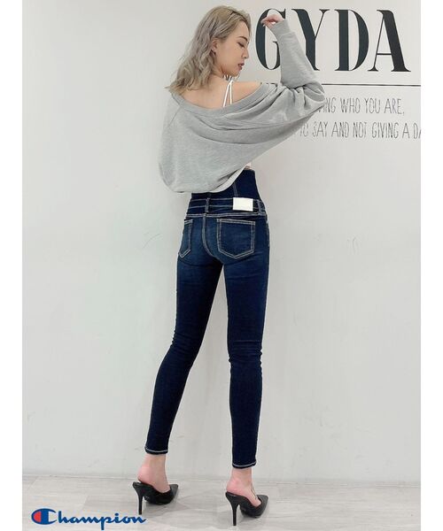 GYDA（ジェイダ）の「ハイウエストボタン スキニーデニムパンツ（デニムパンツ・レディース・インディゴブルー/ライトブルー・SMALL/MEDIUM/X-SMALL）」の8枚目の写真