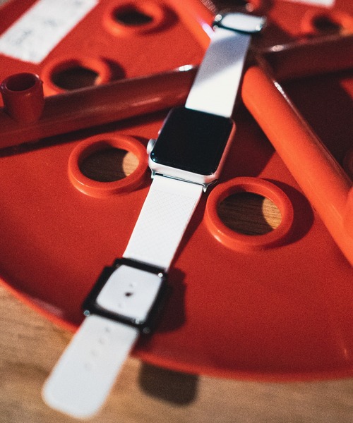 zandy(ズィーアンドワイ)の「zandy ズィー・アンド・ワイ / Apple Watch【マグネットシリコンバンド】アップルウォッチバンド マグネットバックル /// silicone1(デジタル腕時計・メンズ・パープル/オリーブ/ピンク/シルバー/ライトグレー/ホワイト×ブラック/ブラック×ホワイト/ブラック×ブラック/ピンクゴールド/ブラック×シルバー/ブラック×ゴールド/ホワイト×シルバー/ホワイト×ゴールド・S/M)」の2枚目の写真