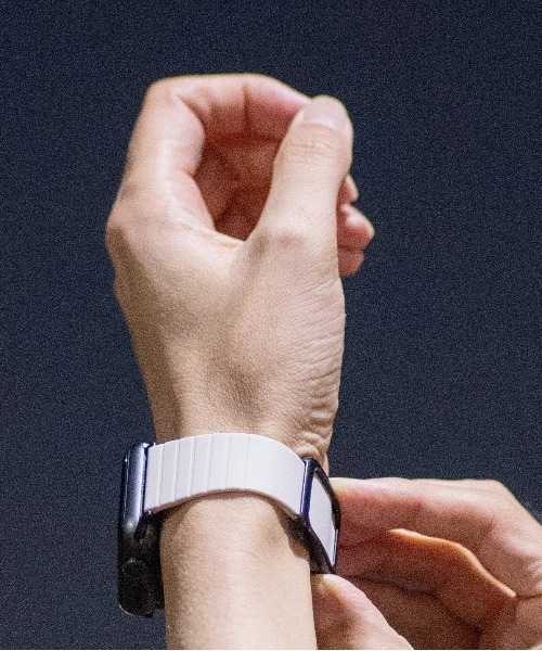 zandy(ズィーアンドワイ)の「zandy ズィー・アンド・ワイ / Apple Watch【マグネットシリコンバンド】アップルウォッチバンド マグネットバックル /// silicone1(デジタル腕時計・メンズ・パープル/オリーブ/ピンク/シルバー/ライトグレー/ホワイト×ブラック/ブラック×ホワイト/ブラック×ブラック/ピンクゴールド/ブラック×シルバー/ブラック×ゴールド/ホワイト×シルバー/ホワイト×ゴールド・S/M)」の5枚目の写真
