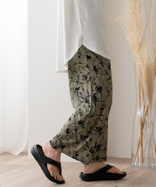 VitaFelice（ヴィータフェリーチェ）の「さらっとクールロングパンツ ルームウェア ルームパンツ 総柄ボトム（その他ルームウェア・レディース・ブラウン/ターコイズブルー/マスタード/ブラウン系その他/グリーン/ブラック系その他4/ベージュ系その他4/グリーン系その他5/ブラック系その他3/ワイン/ネイビー系3/ネイビー系5/ブラック系その他2/グリーン系その他/ブラック系その他/ネイビー系2/ブラック系2/ブルー系2/ブラウン系3/ブラック系1/ネイビー系1/ブラック系3/レッド系1/レッド系2/グリーン系1/ブルー系1・M/L）」の14枚目の写真