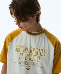 Express Holiday（エクスプレスホリデー）の「A'GEM/9 × .kom『Express Holiday/エクスプレスホリデー』2ND JOURNEY RAGLAN HALF T-SHIRT/英字グラフィック ラグランスリーブ  半袖 Tシャツ カットソー（Tシャツ/カットソー）」