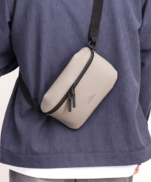 UCON ACROBATICS(ユーコンアクロバティックス)の「【UCON ACROBATICS/ユーコン・アクロバティックス】Jona Medium Bag(ショルダーバッグ・メンズ・ブラック/グレイッシュベージュ・FREE)」の1枚目の写真