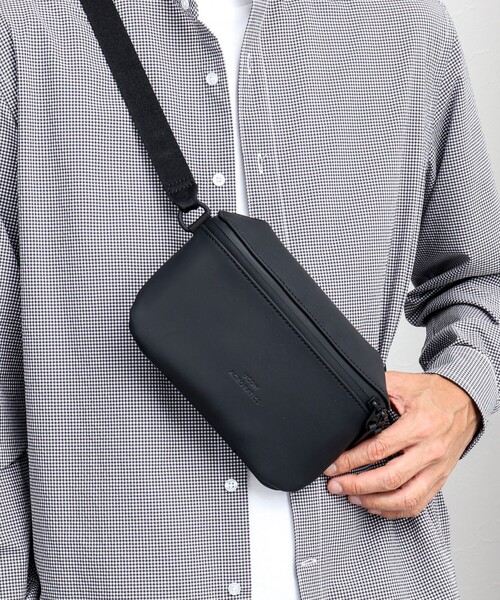 UCON ACROBATICS(ユーコンアクロバティックス)の「【UCON ACROBATICS/ユーコン・アクロバティックス】Jona Medium Bag(ショルダーバッグ・メンズ・ブラック/グレイッシュベージュ・FREE)」の2枚目の写真